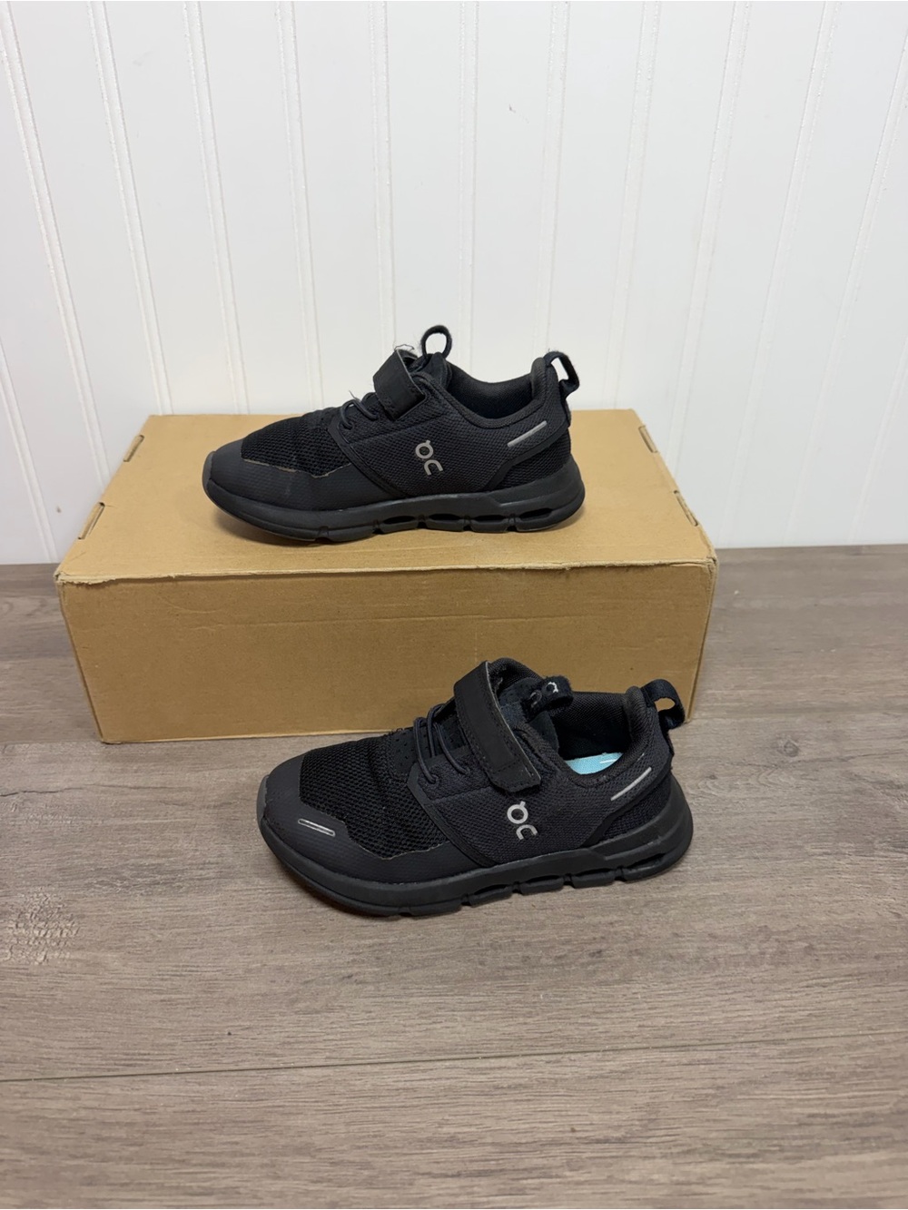 On Running Kids Black Lightweight Hook-and-Loop Sneakers
